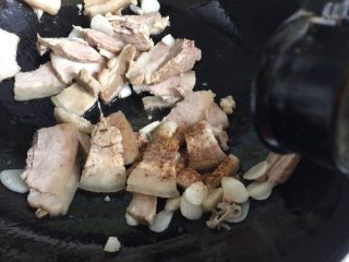 7、回锅肉,放入花椒粉