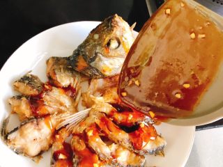 18、油炸糖醋版孔雀开屏鱼-年夜饭、宴请菜类,将汤汁浇在鱼身上。