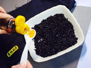 4、网红紫糯米团,加一点点香油，约5克，搅拌均匀后入高压锅少量水压熟！也可以用电饭锅，水量一定要比平常煮饭的水量少一半！