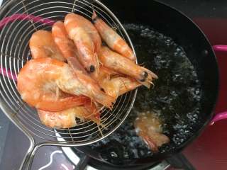 2、蒜蓉椒盐虾,锅中油再次烧热，把虾分批放入复炸一次，这样虾会更加香酥脆好吃。