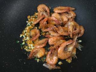 5、蒜蓉椒盐虾,把炸好的虾倒入，翻炒均匀。