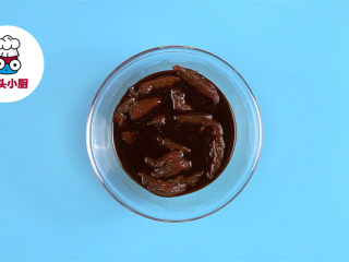 1、自制KFC嫩牛五方,牛肉条150g，放入料酒15ml、生抽10ml、老抽5ml，搅拌均匀，加入适量水淀粉，腌制20分钟