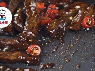 2、自制KFC嫩牛五方,锅中倒油烧热，放入牛肉条、盐3g、白砂糖10g，翻炒均匀，大火收汁，撒上小米椒末3g，翻炒均匀，盛出备用