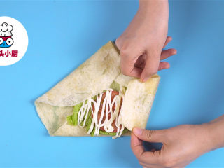 4、自制KFC嫩牛五方,将其余四边沿纸片边缘翻折，封口