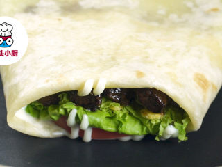 5、自制KFC嫩牛五方,平底锅开火加热，将折口朝下，放入平底锅中，两面煎热