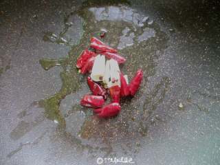 5、豆芽炒粉条,锅里烧热油，下干红辣椒，蒜末炒香