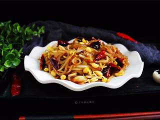 9、豆芽炒粉条,黄豆芽是一种营养丰富，味道鲜美的蔬菜，具有清热明目、补气养血、防止牙龈出血、心血管硬化及低胆固醇等功效。