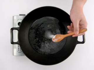 11、番茄烧菜 竟也有那么多小技巧,3-1 热锅倒水，沸腾前加盐、油