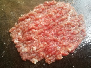 4、爽口酸辣土豆片,牛肉切末。