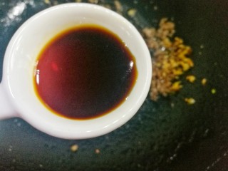 7、爽口酸辣土豆片,加一勺生抽。