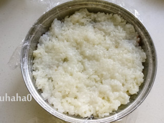 8、糯米红豆糕,在红豆沙上再铺一层糯米饭