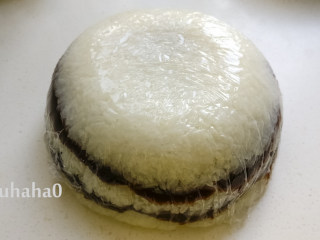 10、糯米红豆糕,最后铺上一层糯米饭，用保鲜膜包好，倒扣出来就是一个糯米红豆糕。
