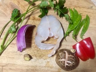 1、煎鳕鱼果蔬汇,准备所需食材