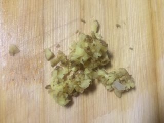 3、煎鳕鱼果蔬汇,老姜切末备用