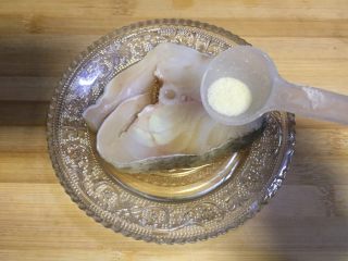 4、煎鳕鱼果蔬汇,鳕鱼洗导入适量料酒和少许调味盐码均匀，