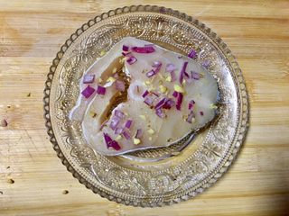 5、煎鳕鱼果蔬汇,鳕鱼两面用洋葱末和老姜末码料