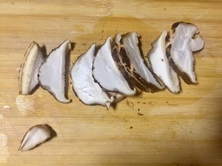 6、煎鳕鱼果蔬汇,香菇洗净后切片