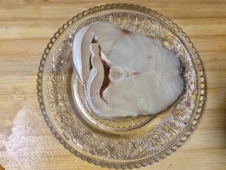 8、煎鳕鱼果蔬汇,把码制好的鳕鱼洗一下沥干水，准备煎