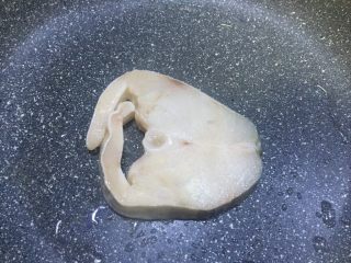 9、煎鳕鱼果蔬汇,中火，不粘锅热锅倒入少许葵花油，放入鳕鱼片