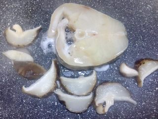 11、煎鳕鱼果蔬汇,把香菇放入不粘锅一起煎下