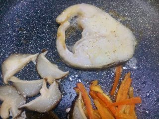 14、煎鳕鱼果蔬汇,鳕鱼煎两分钟左右再翻面