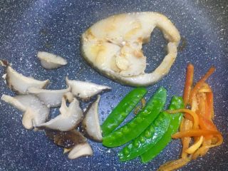 15、煎鳕鱼果蔬汇,放入荷兰豆一起煎