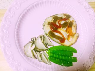 16、煎鳕鱼果蔬汇,煎好后装盘，鳕鱼来点黑椒酱和番茄沙拉