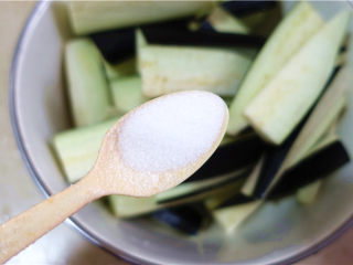 2、肉末烧茄子,茄子装在容器里面加一勺盐进去。