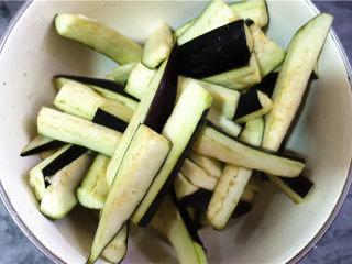 3、肉末烧茄子,用手抓匀腌制十几分钟。这一步很重要，因为这样处理了茄子不氧化变色