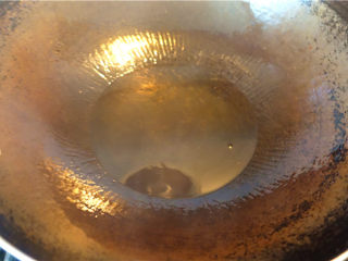 8、肉末烧茄子,锅里放油稍微多一点准备炸茄子，将油烧至7成热。