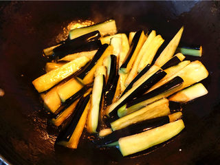 9、肉末烧茄子,把腌制好的茄子用手挤掉多余水分，油温升高以后下茄子炸，重点来了，记住一定要油温很高了茄子下锅，不然茄子容易变色。炸约不到一分钟，自己观察，变软即可捞起来，不然太软了不好吃。