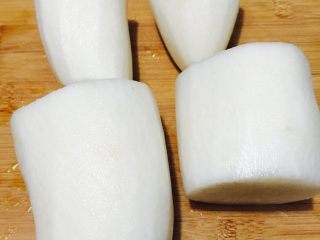 3、酱萝卜,切成四段