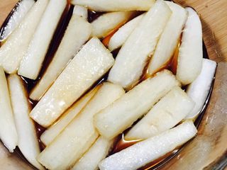 13、酱萝卜,把所有的调料都加入后