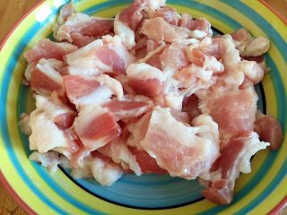 1、炒五花肉,五花肉切片。