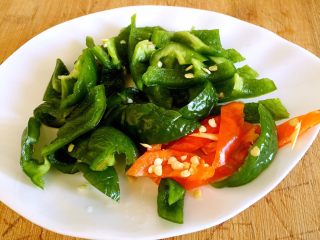 2、炒五花肉,青椒和红辣椒切小块。