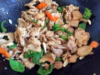 11、炒五花肉,熄火出锅。