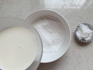 2、奥利奥雪媚娘,倒入牛奶和糖