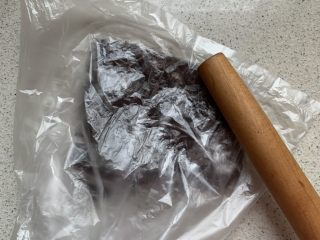 9、奥利奥雪媚娘,奥利奥饼干去夹心，敲碎就可以了