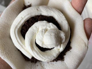 13、奥利奥雪媚娘,放1勺奥利奥碎碎，再挤一次奶油