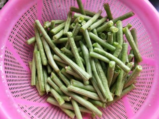 2、干煸豆角,豆角去两头，掐段洗净。