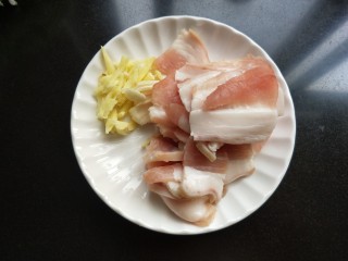 3、干煸豆角,五花肉切薄片，生姜，大蒜切碎。