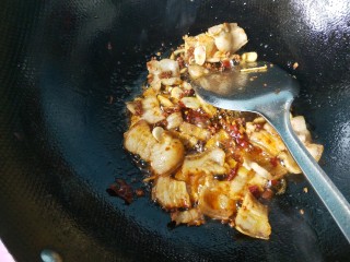 7、干煸豆角,放一勺豆瓣酱炒出红油。