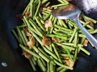 9、干煸豆角,翻炒均匀。