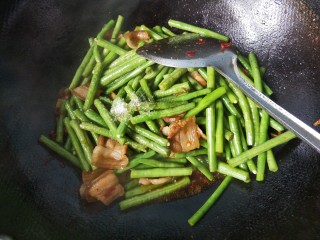 10、干煸豆角,放盐，白糖，陈醋翻炒。