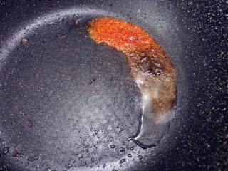 11、麻辣鲜香孜然小土豆,加入盐调味