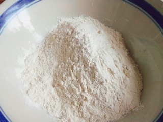 1、鸡蛋灌饼,容器里倒入面粉