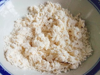 2、鸡蛋灌饼,用开水烫，搅拌成絮状