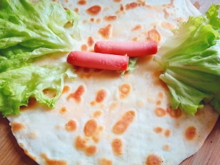 14、鸡蛋灌饼,卷进自己喜欢的配菜即可