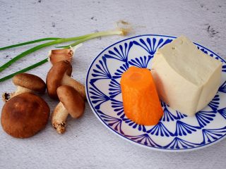 1、家常炒豆腐,准备好材料