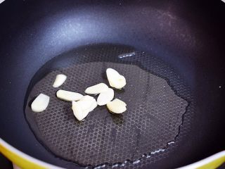 6、家常炒豆腐,原锅留底油放入蒜片爆香